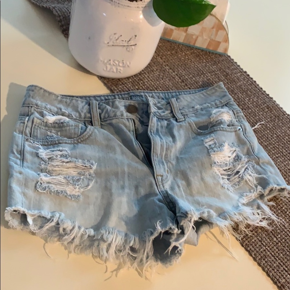 AE Women’s destroyed denim short